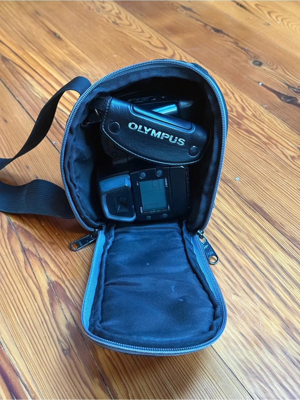 Olympus IS-1 / IS-1000 35mm SLR Film Camera w/ Case 35–135mm Zoom Bridge Camera